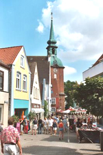 Kappelns Einkaufsmeile in der Innenstadt mit Blick von der Schmiedestraße in Richtung Kappelner St.-Nikolai-Kirche